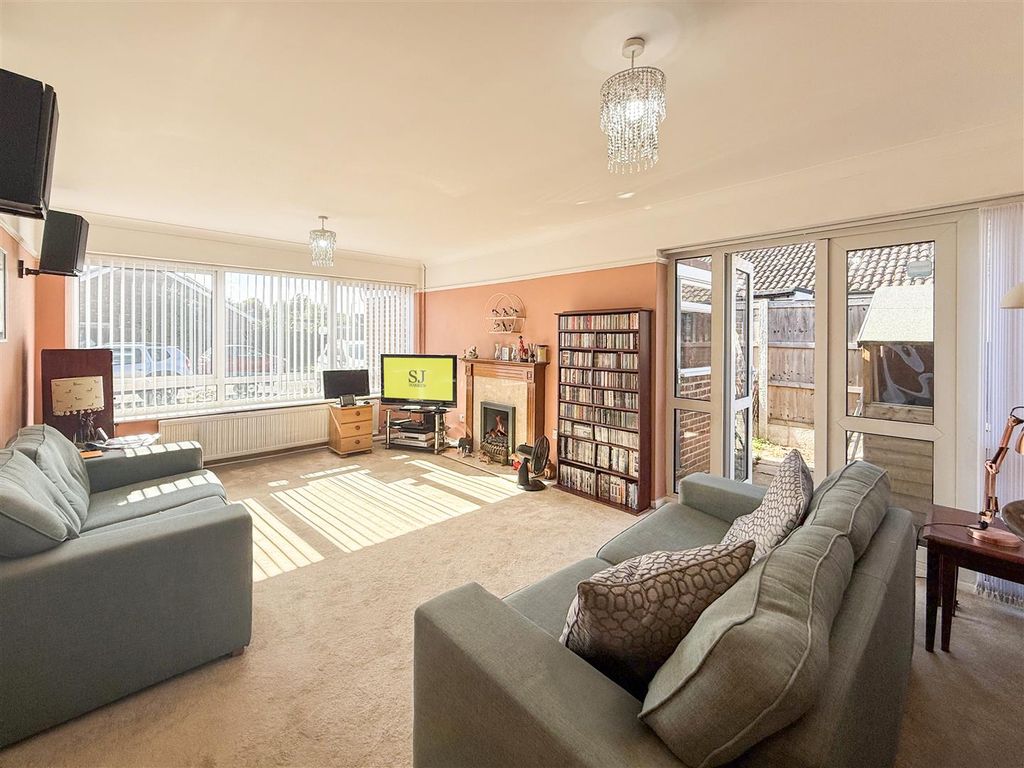 Property photo 3 of 14 Lounge