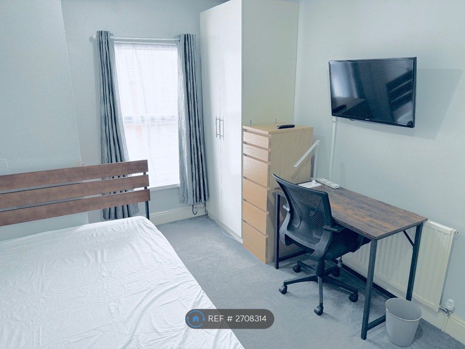 Property photo 2 of 8 Large Double Ensuite Room