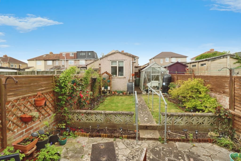 Property photo 2 of 17 Garden