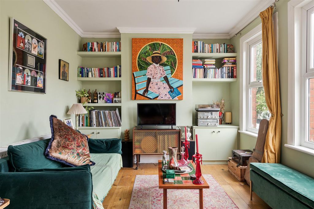 Property photo 2 of 15 Seymour Road E10