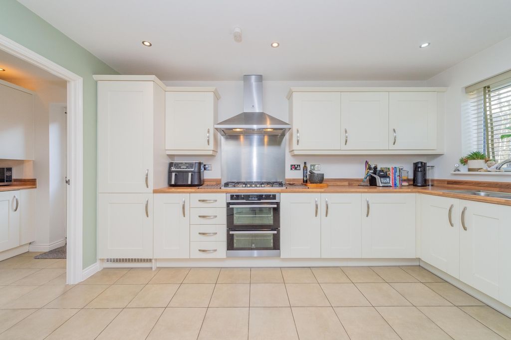 Property photo 2 of 17 Kitchen