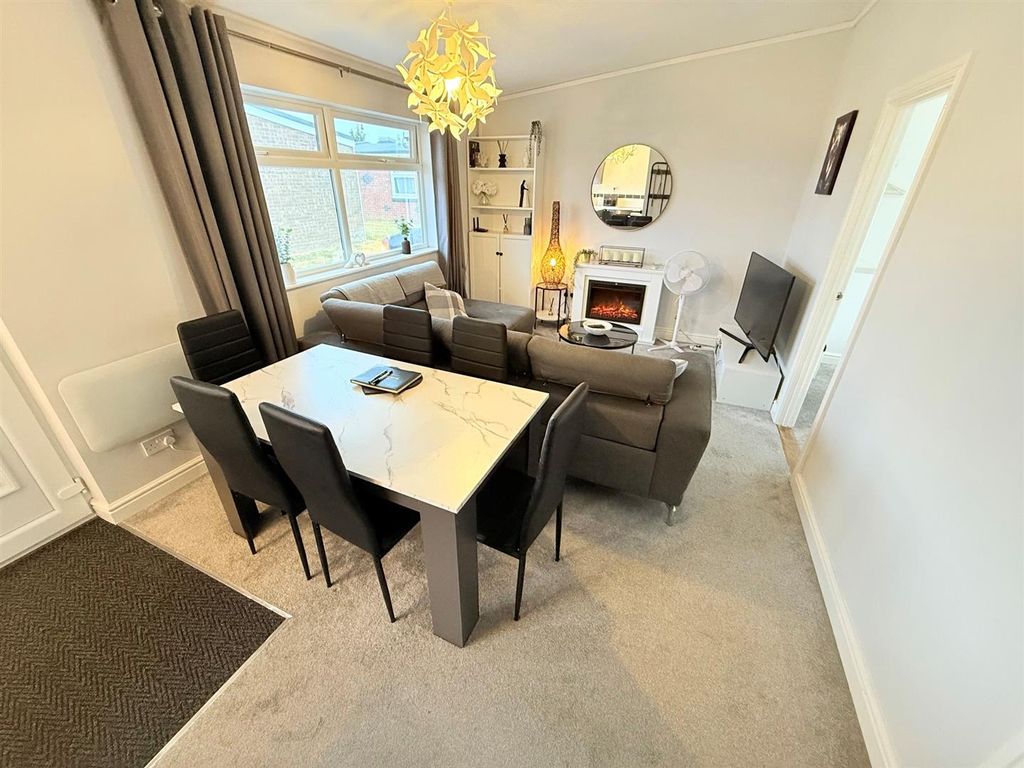 Property photo 3 of 14 Lounge/Dining Room