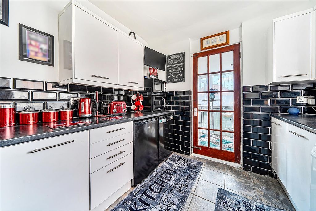Property photo 3 of 19 Kitchen..Jpg
