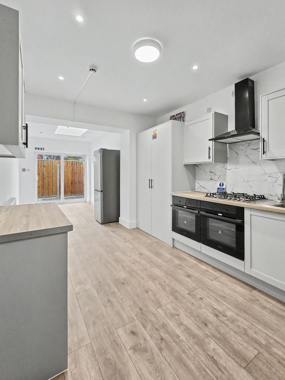 Property photo 3 of 6 Whippendell - Ground Floor Communal Kitchen2