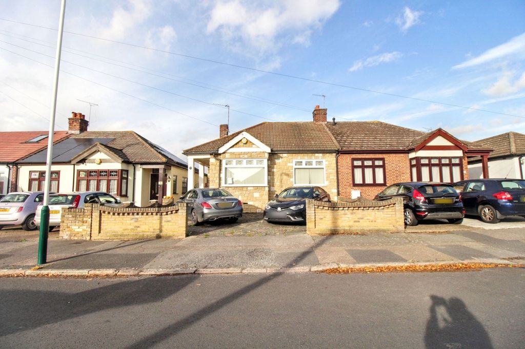 Property photo 1 of 1 24 Gordon Avenue, Hornchurch, Essex, Rm12 5Ea