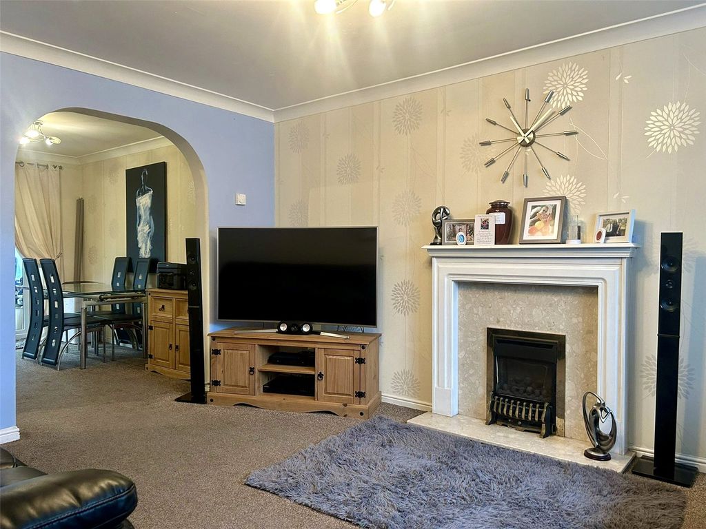 Property photo 2 of 18 Lounge