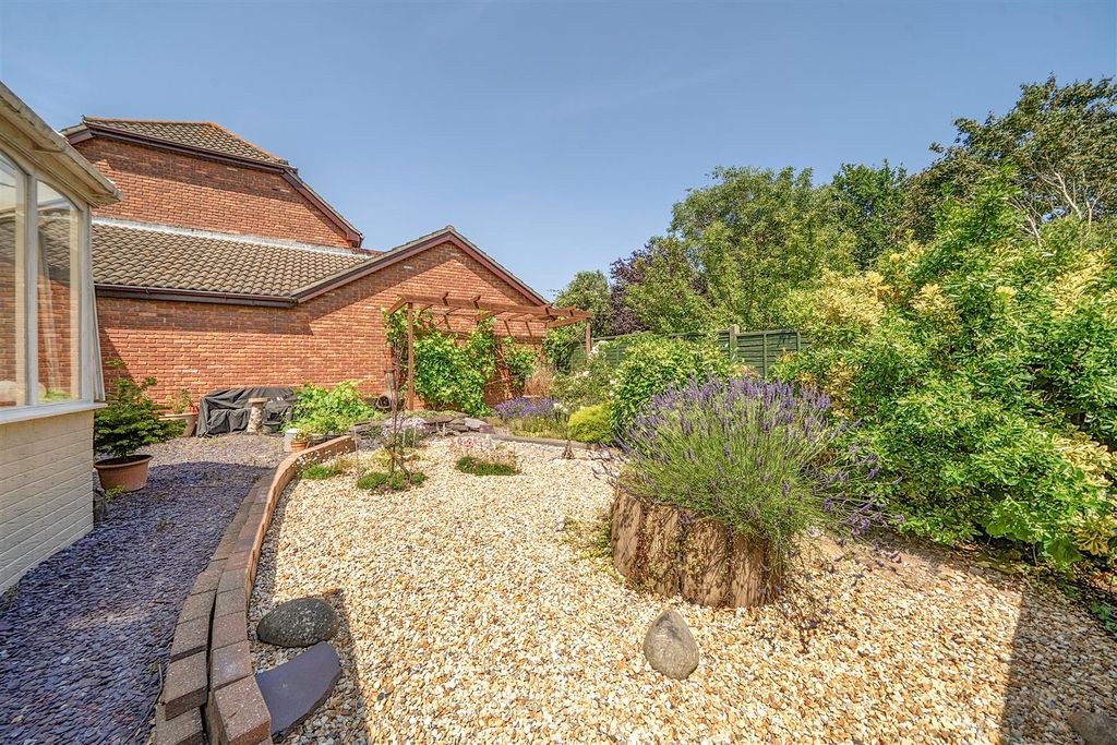 Property photo 2 of 19 Garden