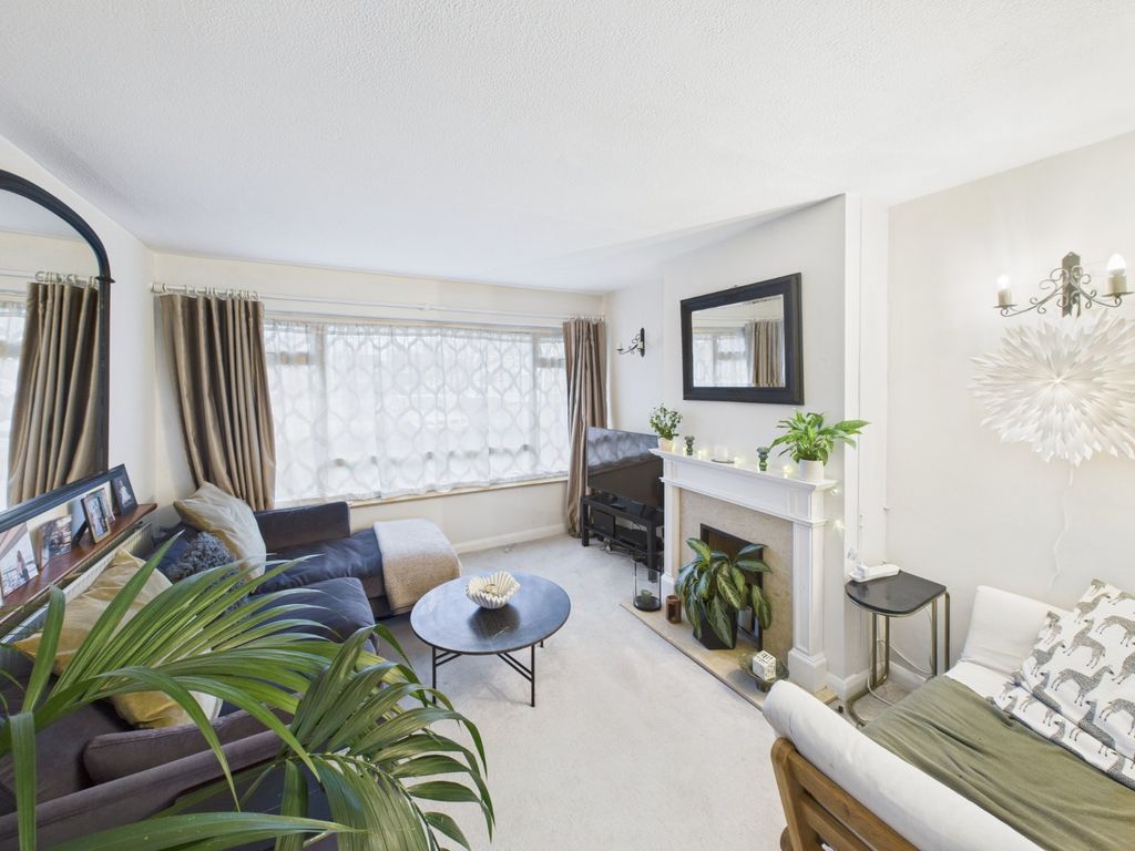 Property photo 1 of 9 Living Room