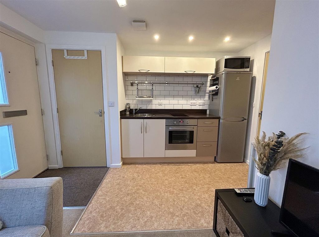 Property photo 3 of 7 Kitchen