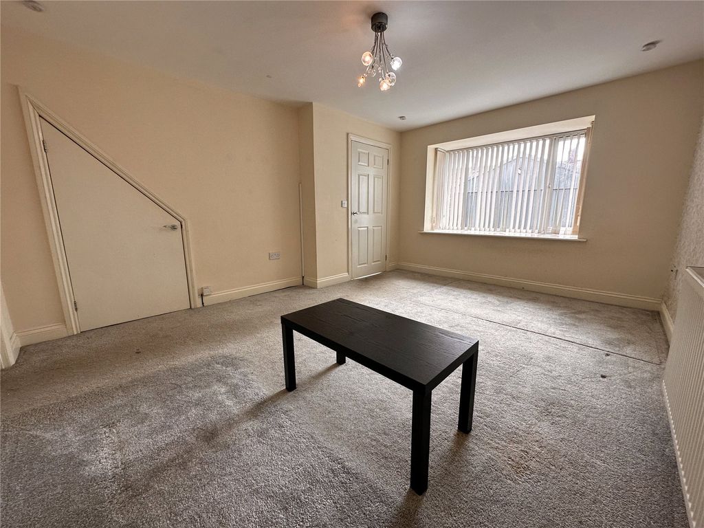 Property photo 3 of 16 Lounge