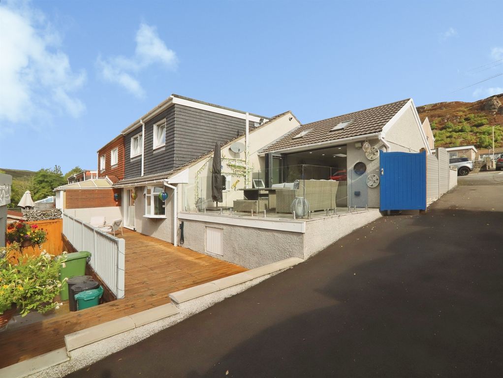 Property photo 2 of 25