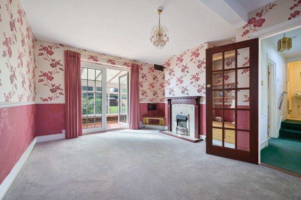 Property photo 2 of 17 Tattenham Way