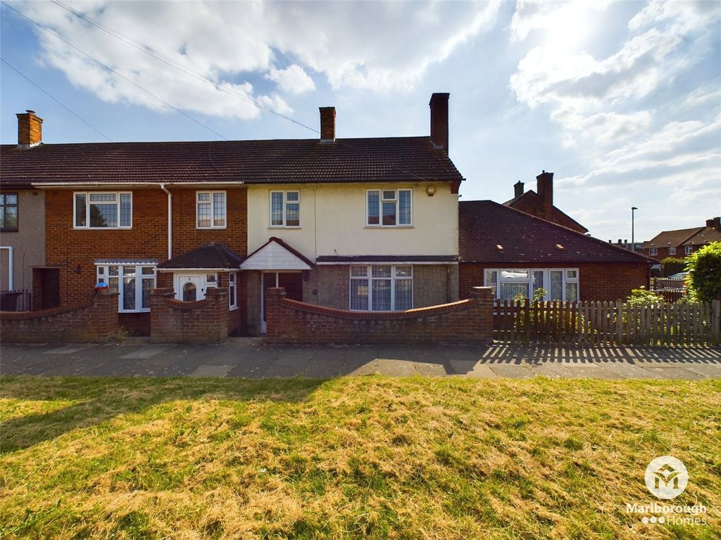 Property photo 1 of 30 Manford Cross Ig7