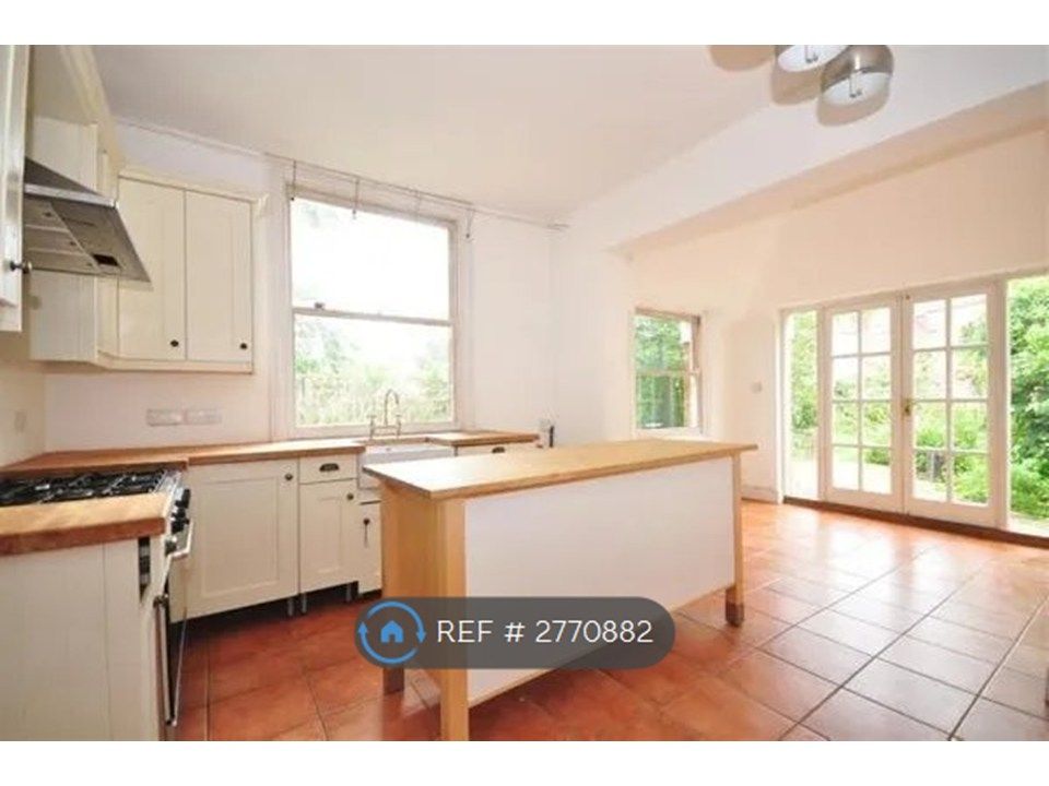 Property photo 3 of 22 Kitchen
