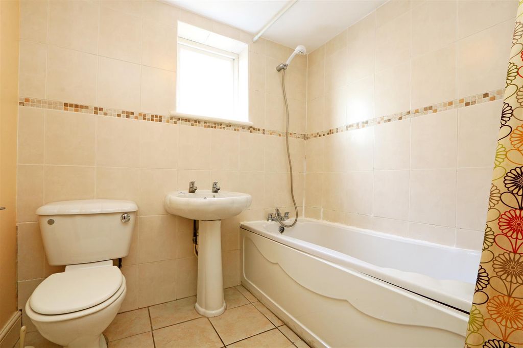Property photo 3 of 5 Flat 4 58 Longley Road Bathroom.Jpg