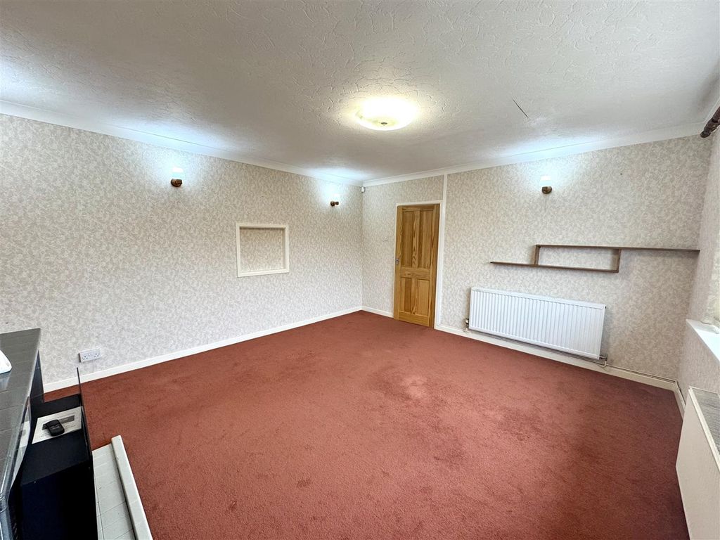 Property photo 3 of 16 Lounge