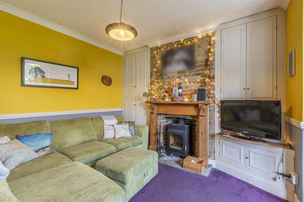 Property photo 3 of 32 Lounge