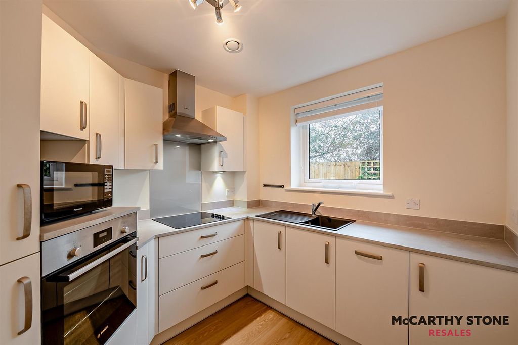 Property photo 3 of 25 Kitchen