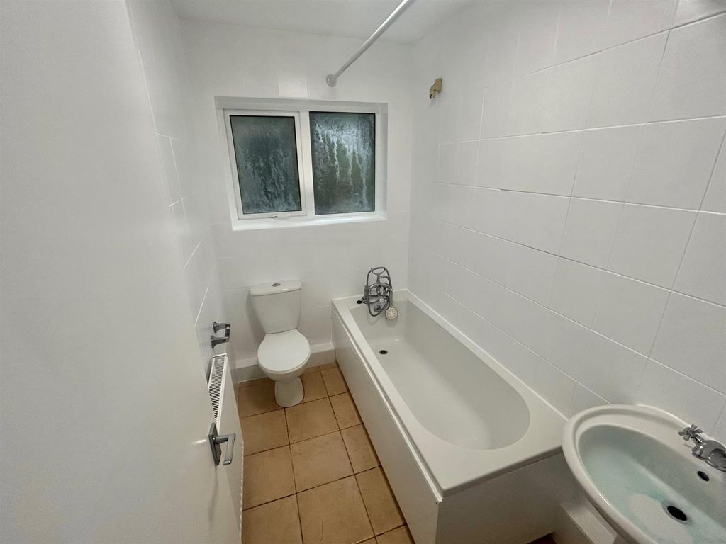 Property photo 3 of 10 Bathroom.Jpg