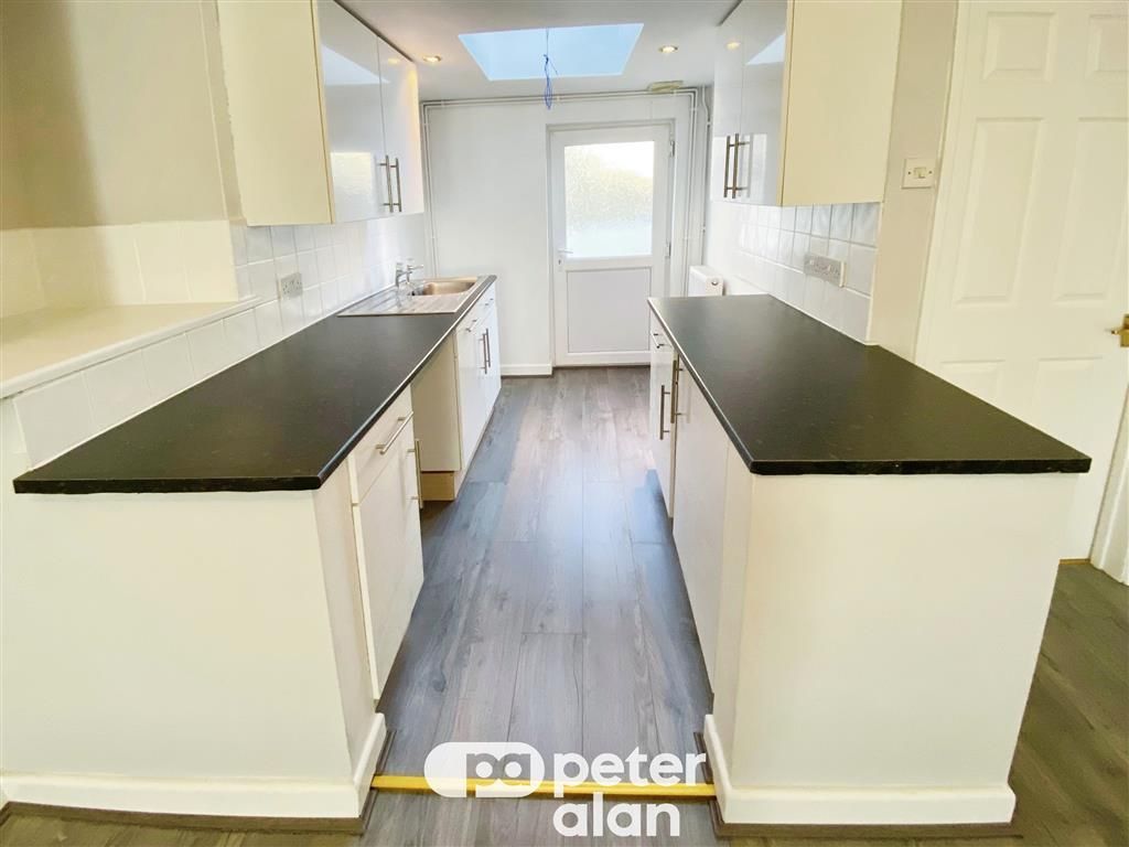 Property photo 3 of 10 Kitchen