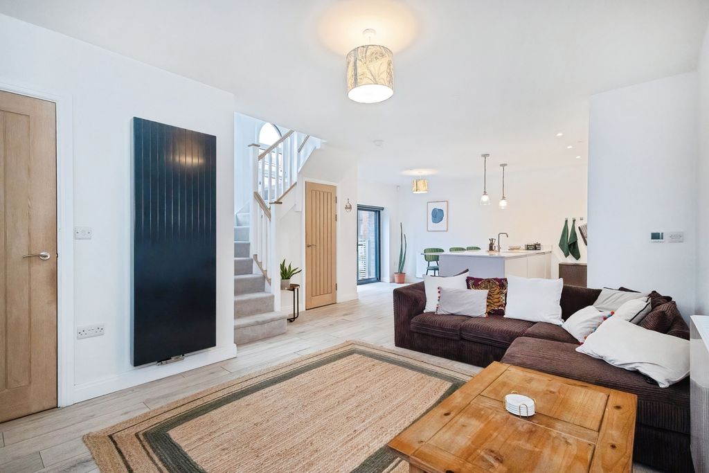 Property photo 2 of 20 Pbox-Img.Jpg