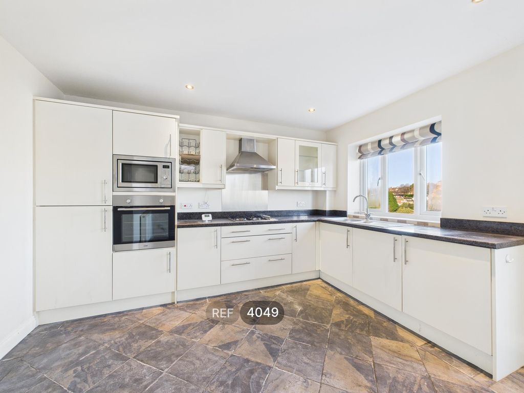 Property photo 3 of 33 Kitchen