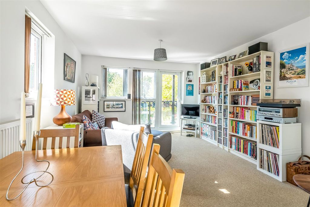 Property photo 3 of 13 Flat-8-Cedar-House-14.Jpg