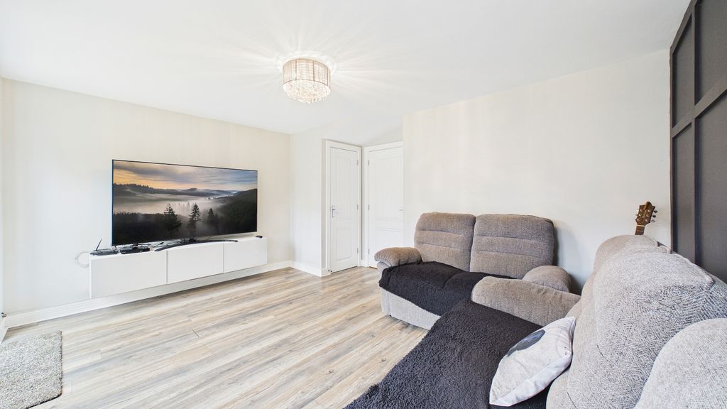 Property photo 2 of 18 Lounge