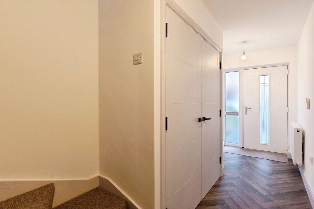 Property photo 2 of 19 Entrance Hall