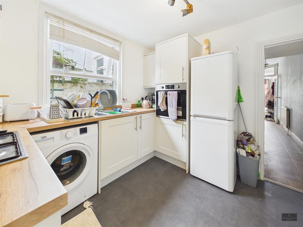 Property photo 3 of 10 Kitchen
