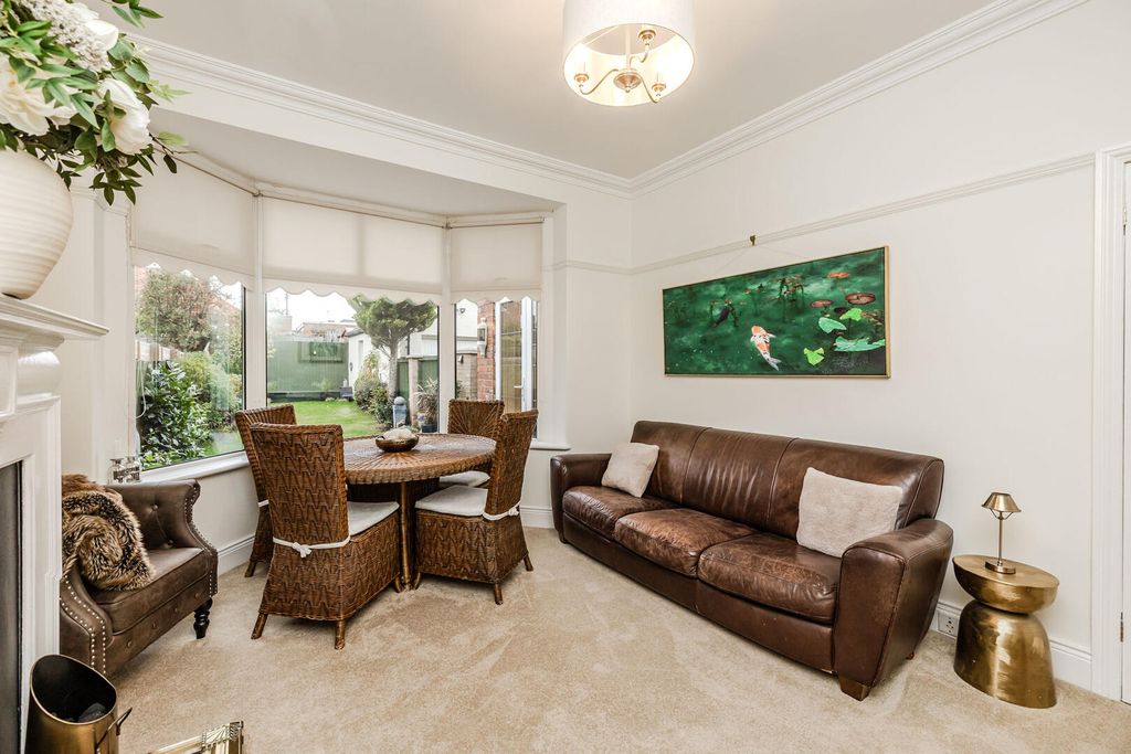Property photo 3 of 31 Living Room