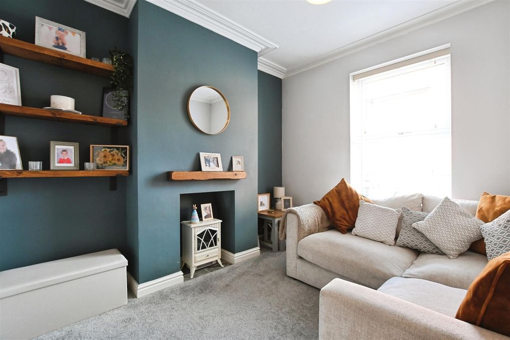 Property photo 2 of 20 Snug / Dining Room