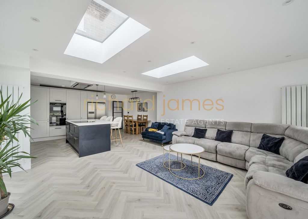 Property photo 3 of 20 6Ab58985-7A87-4827-8d6E-Ace8d09B7A13.Jpg