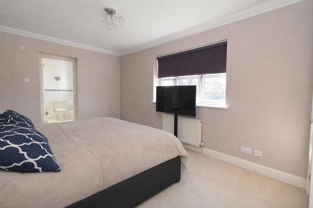 Property photo 2 of 11 Bed 1.Jpg