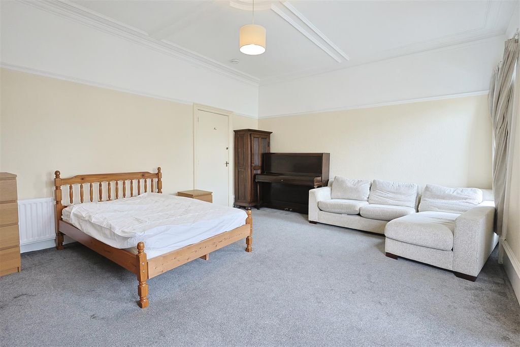 Property photo 3 of 19 A4Bd2C24-4D6D-41F8-B24D-2Bf9B9Bce32A_1_201_A.Jpeg