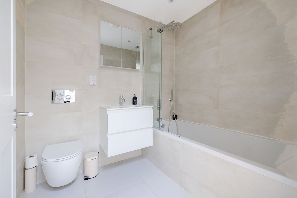 Additional image 10 of 3 bed flat for saleFairdene Road, Coulsdon CR5