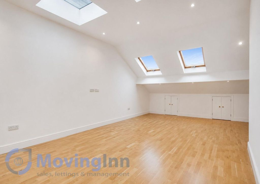 Property photo 3 of 15 Loft