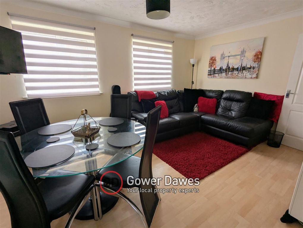 Property photo 3 of 11 Lounge