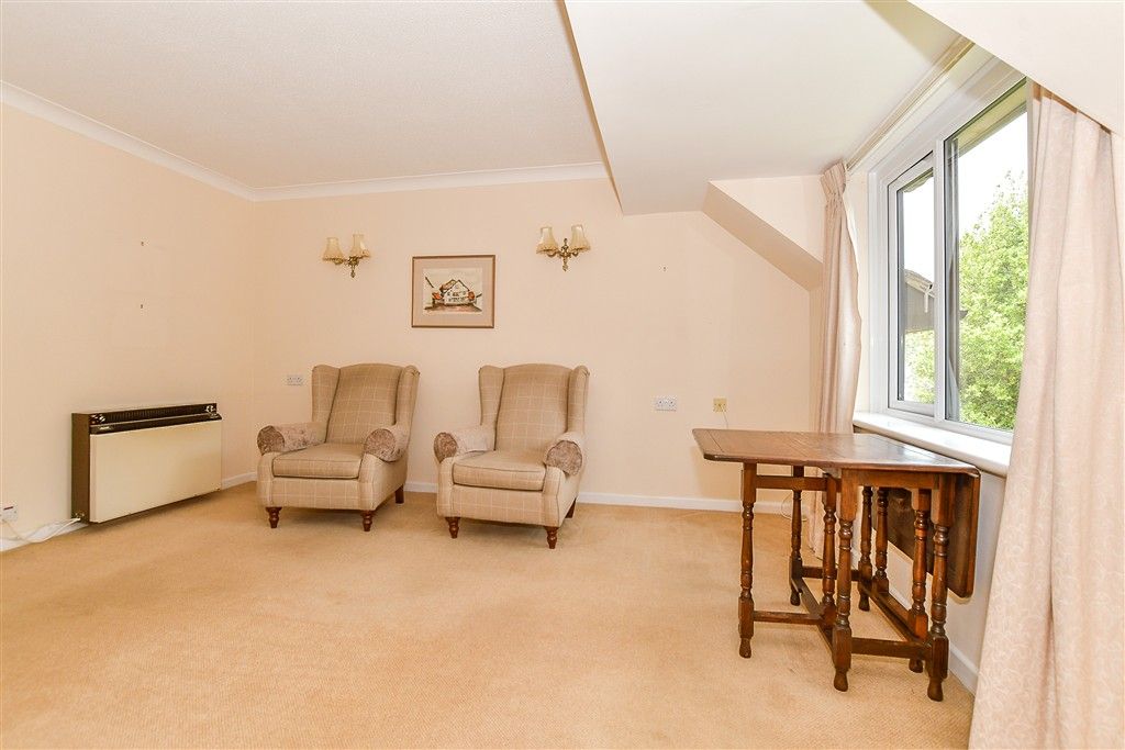 Property photo 3 of 10 Lounge