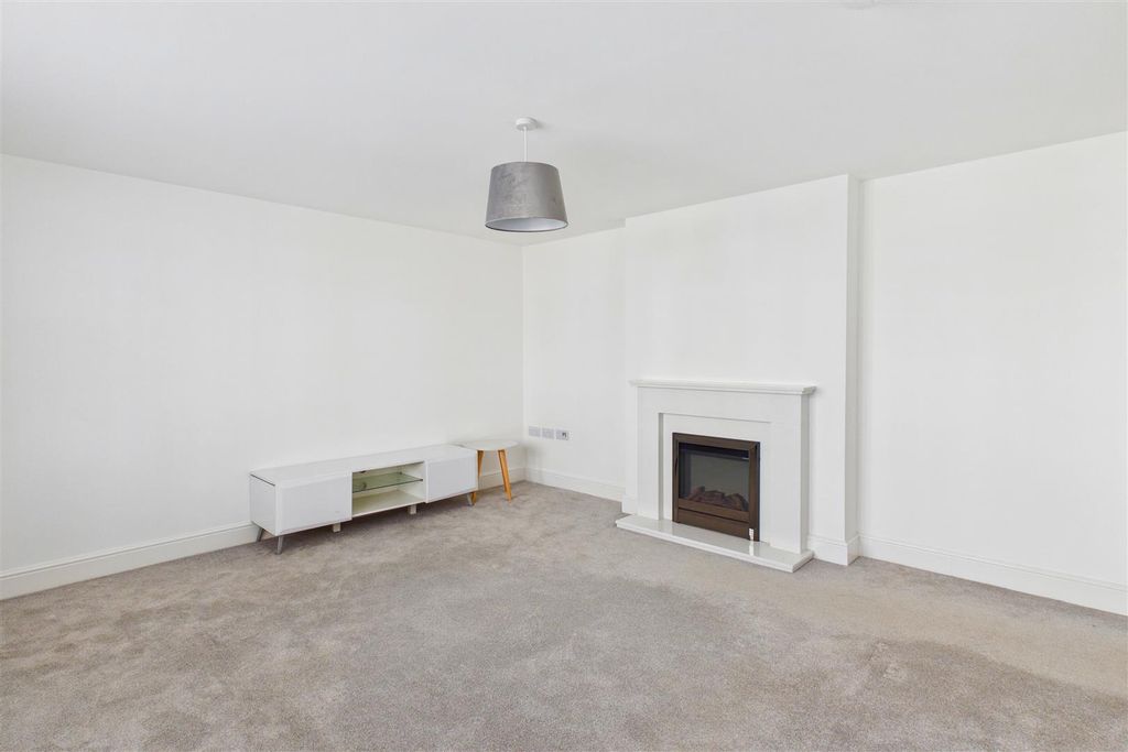 Property photo 3 of 21 Lounge Angle