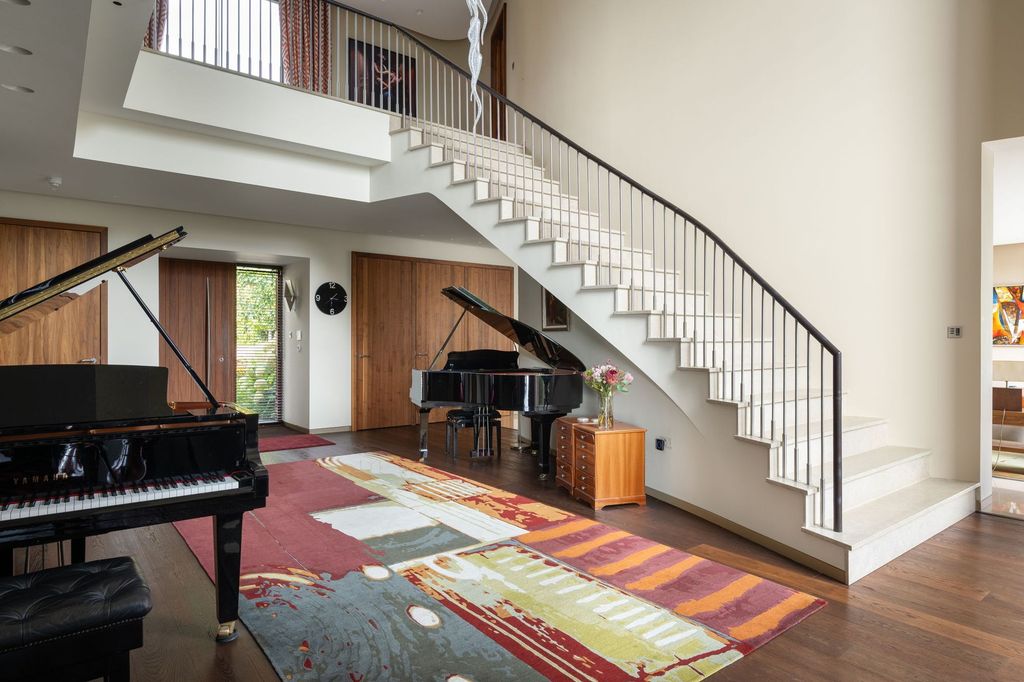 Property photo 3 of 33 Entrance Hall