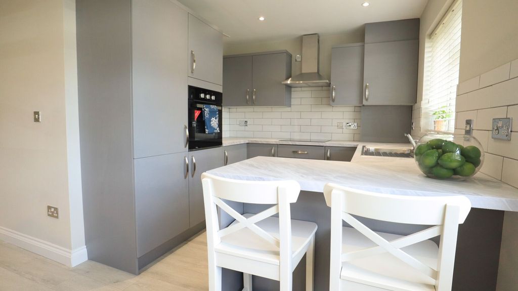 Property photo 1 of 19 Kitchen/Breakfast Bar