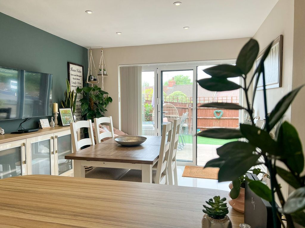 Property photo 1 of 22 Dining Area Leading Into Garden