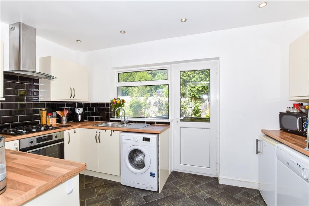Property photo 3 of 19 Kitchen