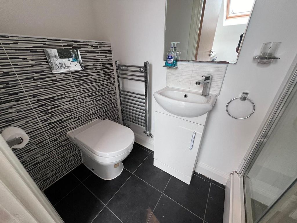 Property photo 3 of 11 En-Suite Shower Room