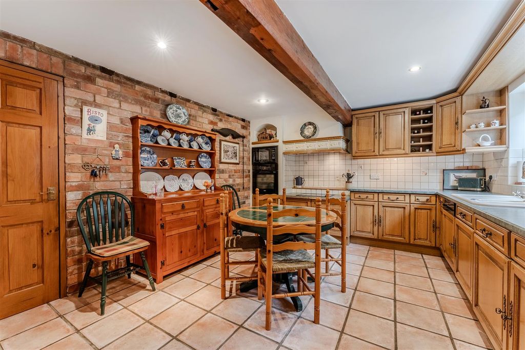 Property photo 3 of 37 Kitchen/Breakfast Room
