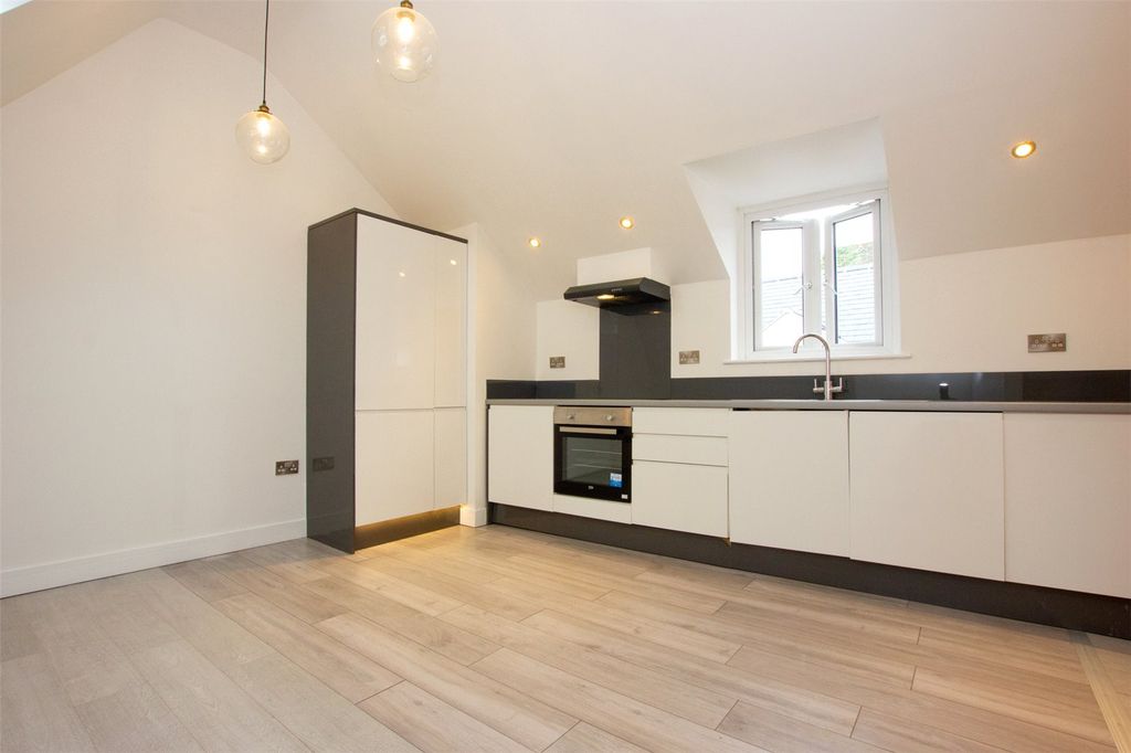 Property photo 3 of 11 Kitchen