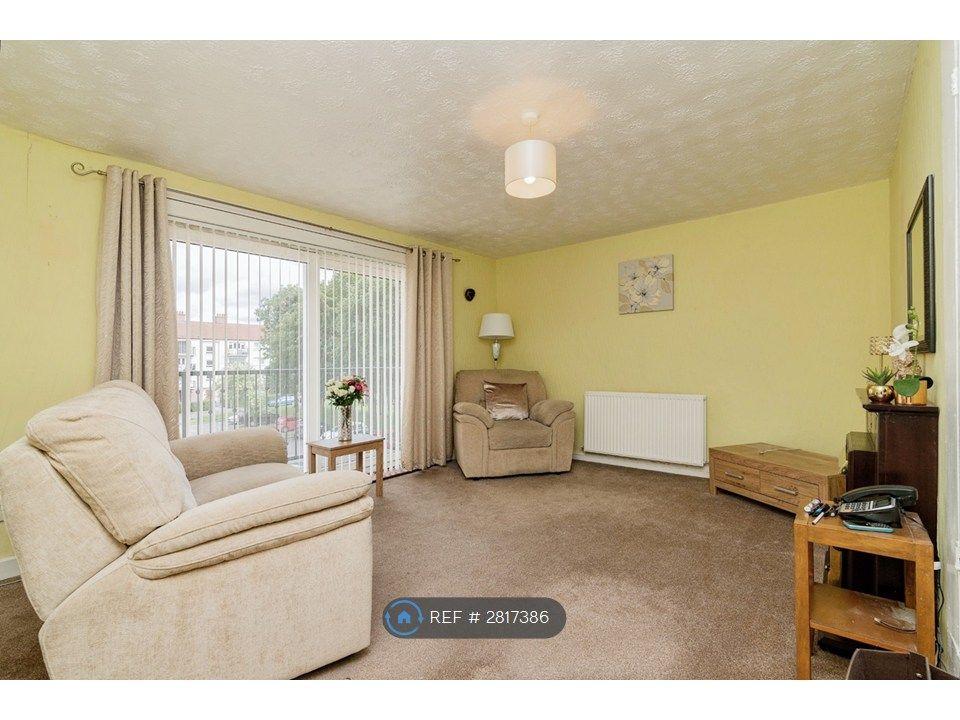 Property photo 2 of 15 Livingroom