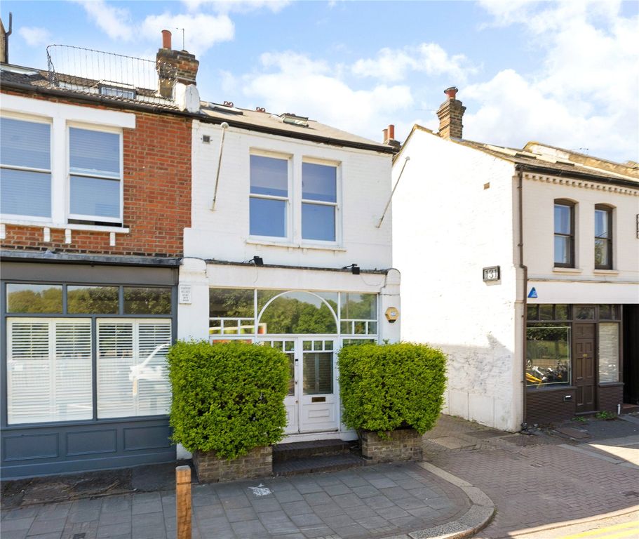 Property photo 1 of 17 Putney Bridge Road