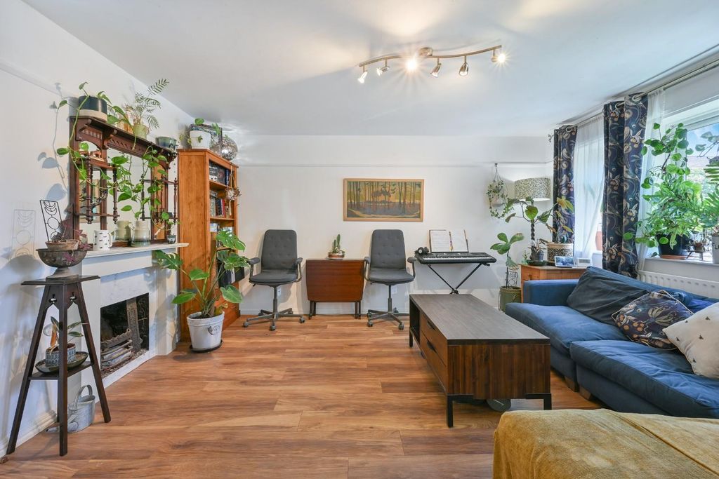 Property photo 2 of 14 Burnet Grove
